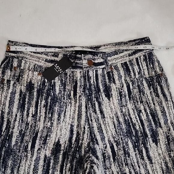 2269 NWT BOOHOO MAN RELAXED RIGID FABRIC JEANS Size 32 - Picture 4 of 7